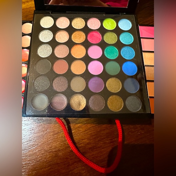 Sephora (LIMITED EDITION) Shopping Bag Palette! 🎉 - Picture 4 of 6